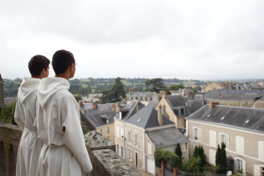 seminaristes et regard sur la ville