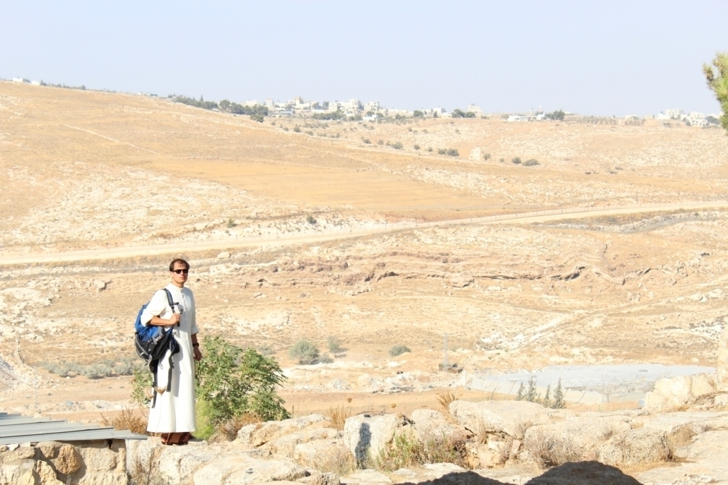 Prêtre dans le désert près de Jérusalem