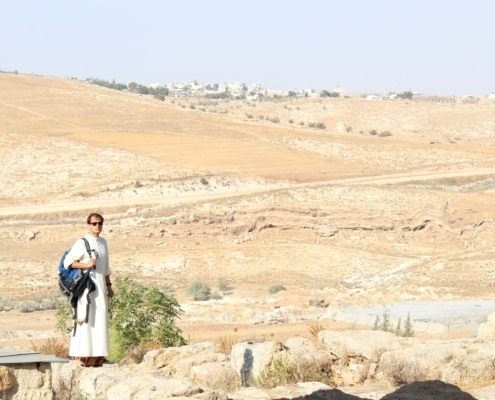 Prêtre dans le désert près de Jérusalem