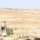 Prêtre dans le désert près de Jérusalem