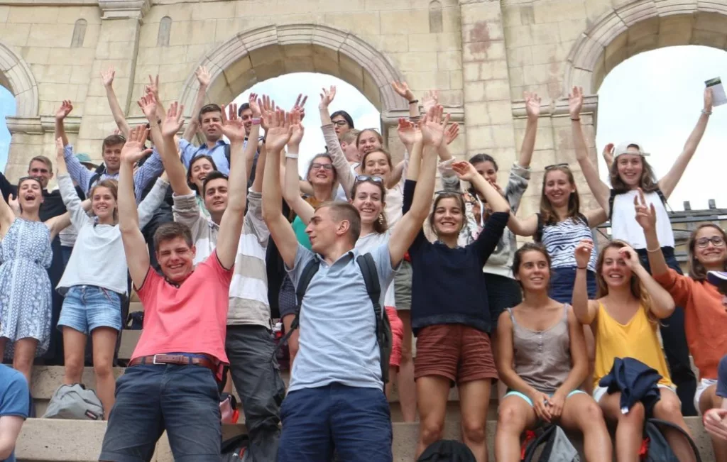 Jeunes pèlerins joyeux instant présent