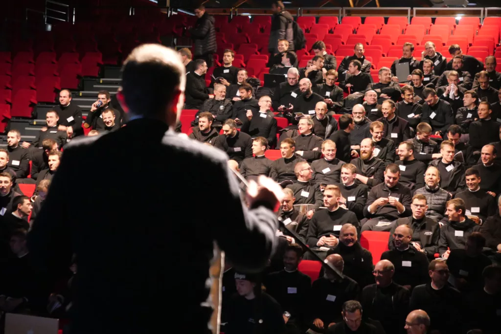 Assemblée de prêtres lors des assises