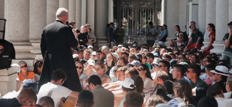 Prêtre enseignant à un groupe de jeunes pendant la Route Saint Martin