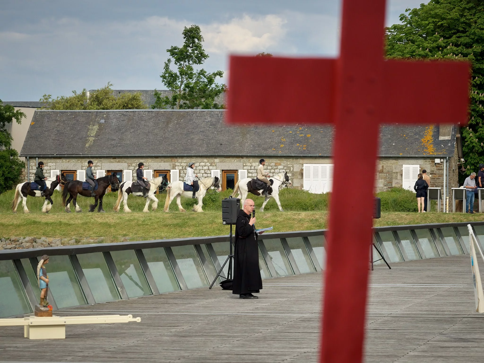 Photo d'un topo devant une croix rouge