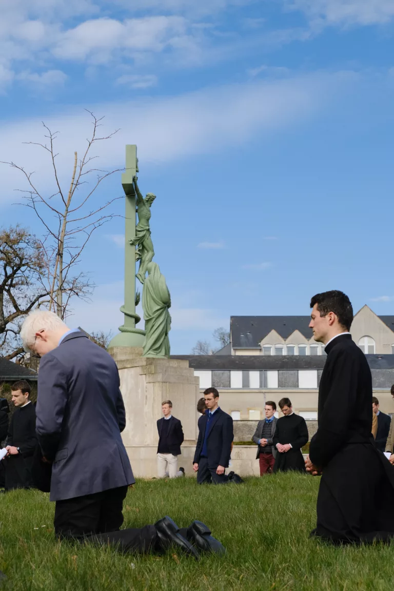Séminariste priant le chemin de croix