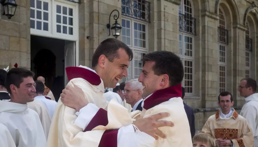 Accolade entre deux prêtres