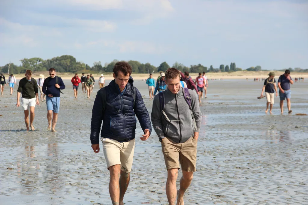 séminaristes marchant dans la baie