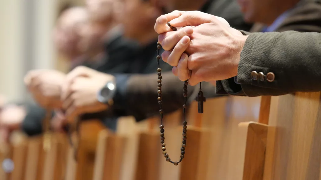 Séminaristes priant le chapelet