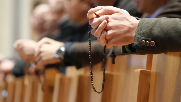 Séminaristes priant le chapelet