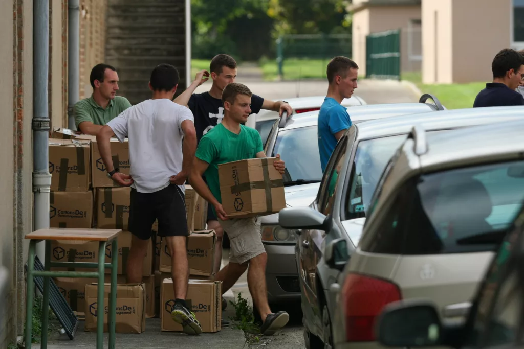 séminaristes déménageant des cartons