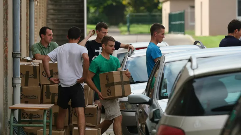 séminaristes déménageant des cartons
