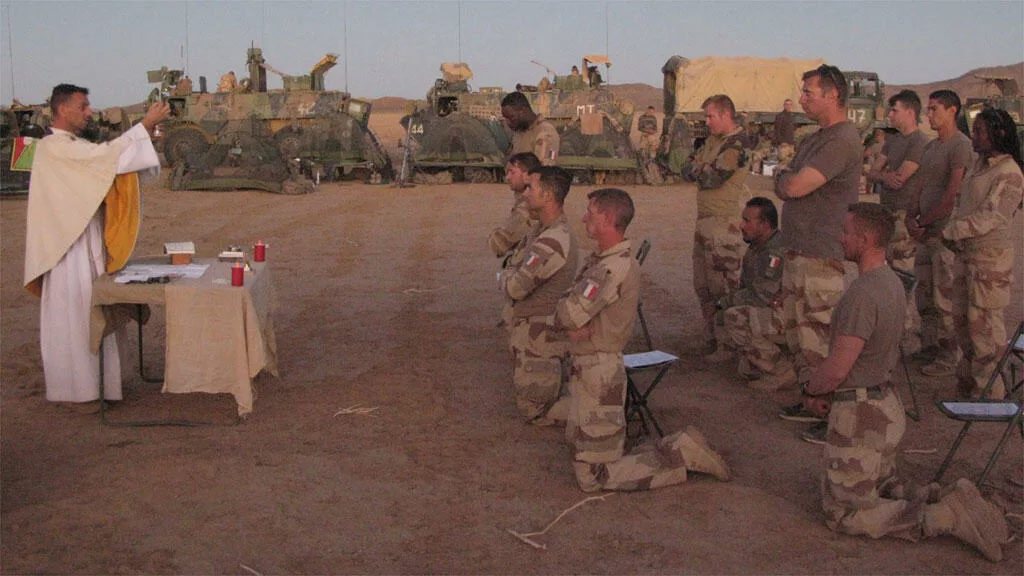 un aumônier célèbre la messe sur un terrain militaire