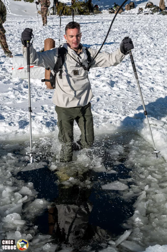 Un aumônier militaire tombe dans la glace pendant un entrainement
