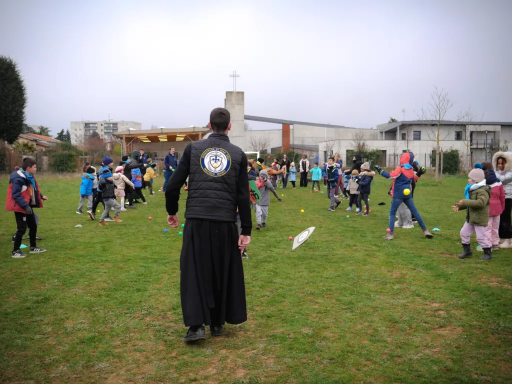 Prêtre au patronage de la paroisse Saint-Jean XXIII à Meyzieu