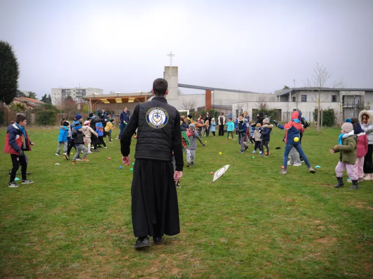 Prêtre au patronage de la paroisse Saint-Jean XXIII à Meyzieu