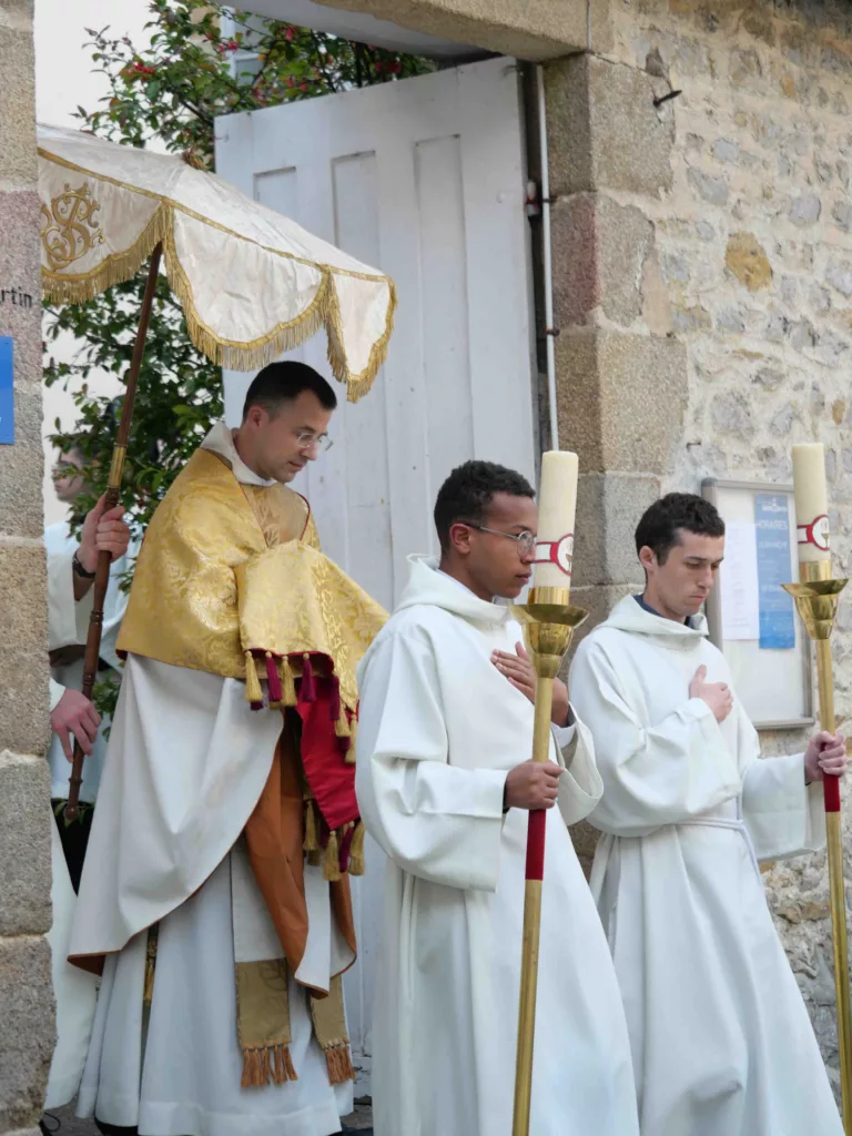 Procession eucharistie reposoir - Jeudi Saint