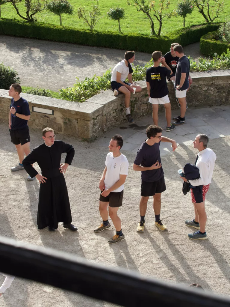 séminaristes discutant sur la terasse après la charmille