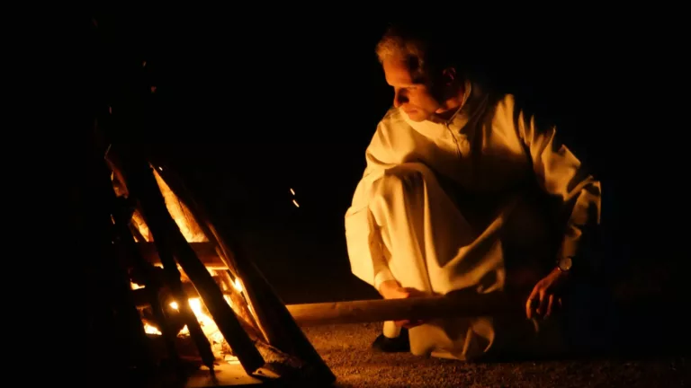 Séminariste allumant un feu