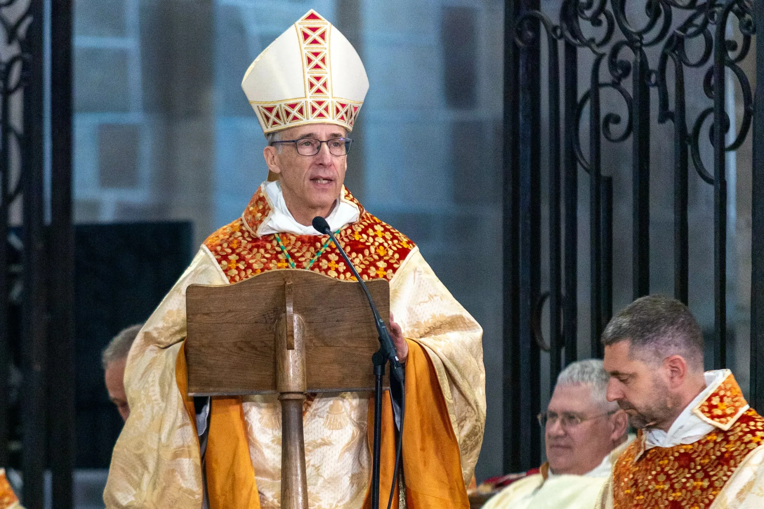 Mgr Olivier de Germay prêchant lors des ordinations de la Communauté Saint-Martin