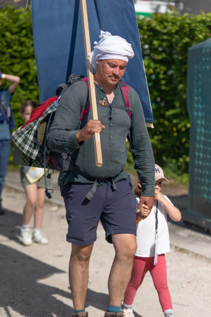 un papa marche avec sa petite fille
