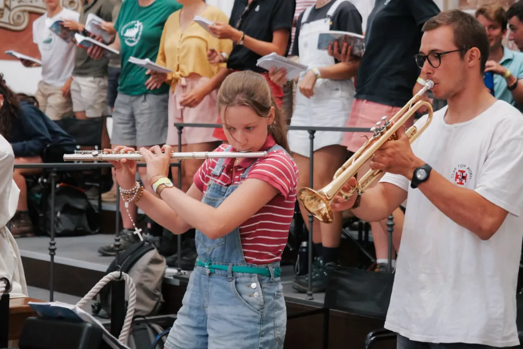 Des musiciens accompagnent une messe