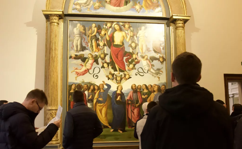 Séminaristes au musée regardant un tableau