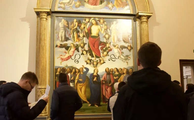 Séminaristes au musée regardant un tableau
