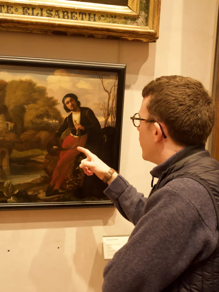 Eloi regarde un tableau