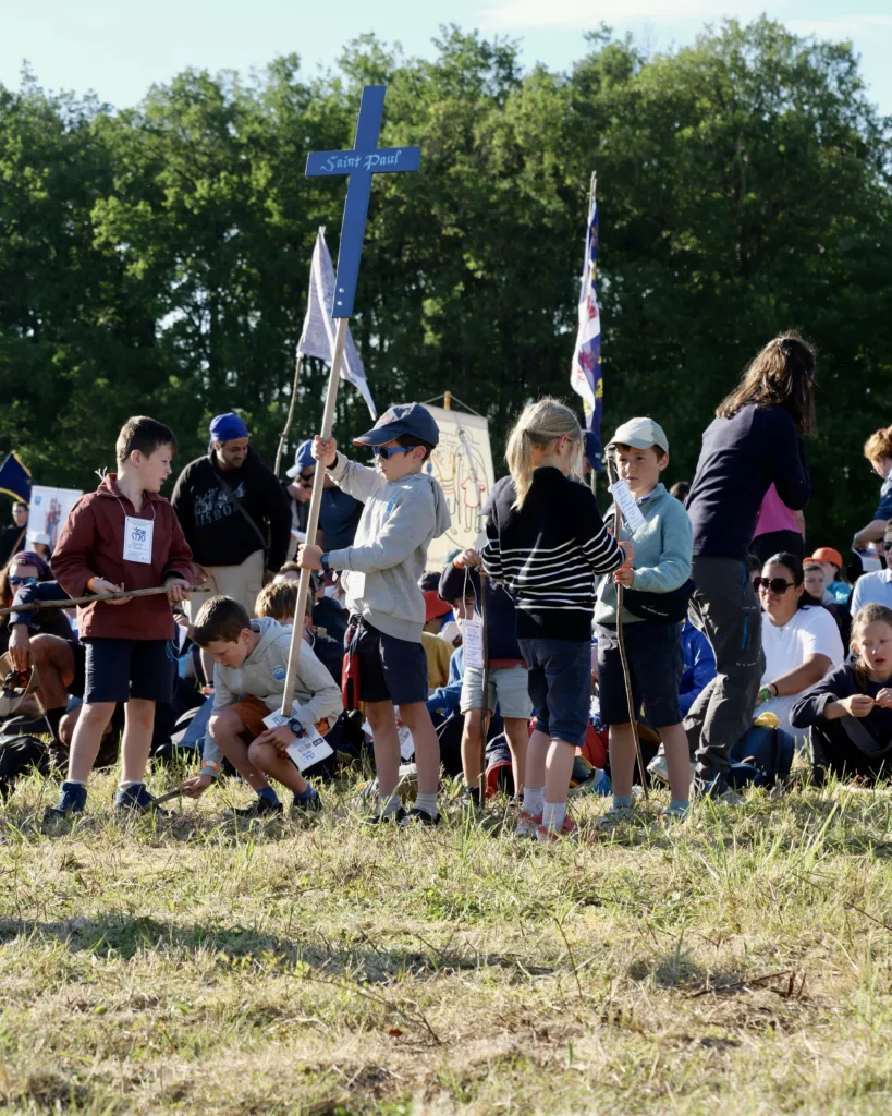 des enfants portent des bannières