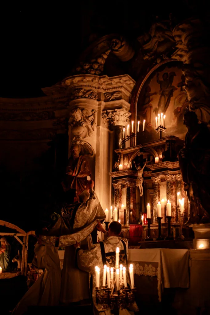Elévation Messe à la bougie, devant un beau retable