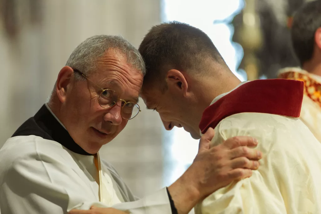 Accolade don Martin Troupeau et ordinand