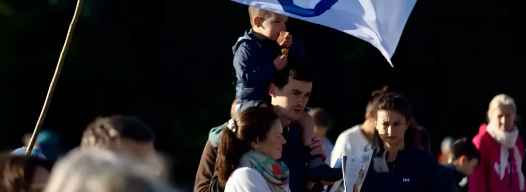 un couple, avec un enfant sur les épaules du papa