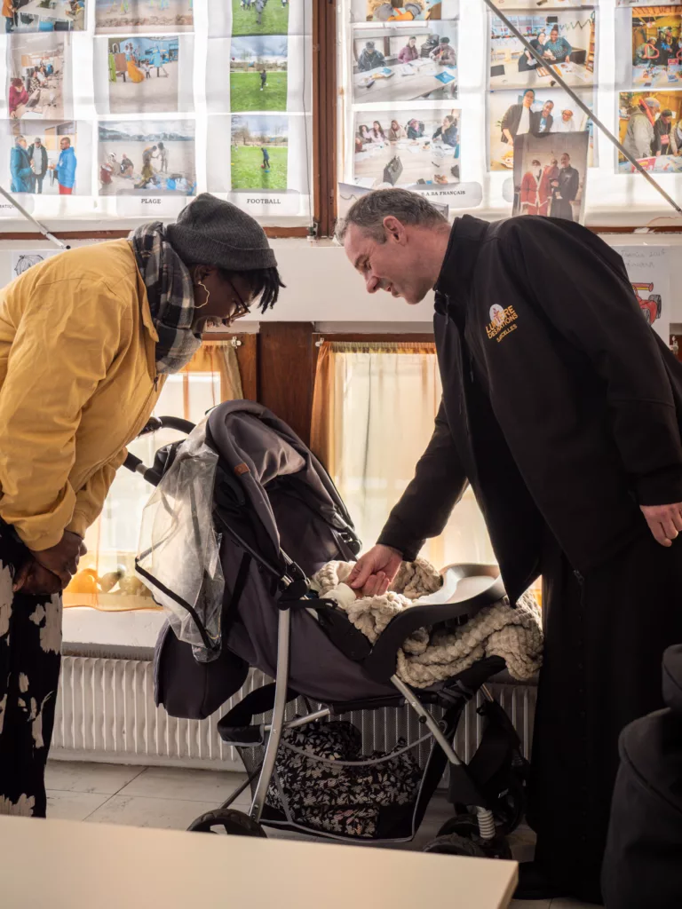 prêtre salut une mère et son enfant